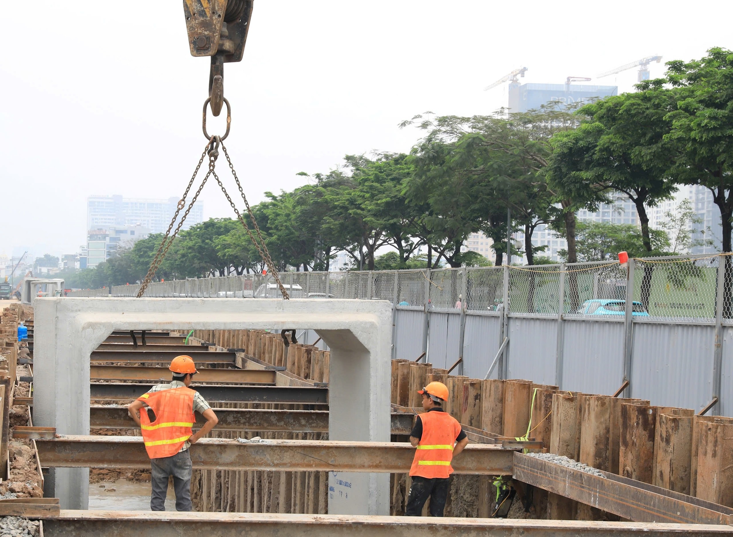 Chủ tịch Hà Nội nói 'tiến độ là mệnh lệnh' khi đi thị sát dự án bổ cập nước sông Tô Lịch 2 Hà Nội - Ảnh 2.