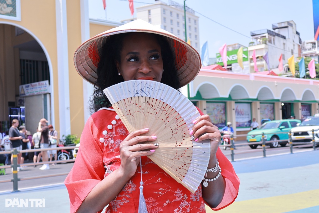 Khách Mỹ làm nail, ăn phở ở Việt Nam, nói trải nghiệm đẹp như mơ - 4