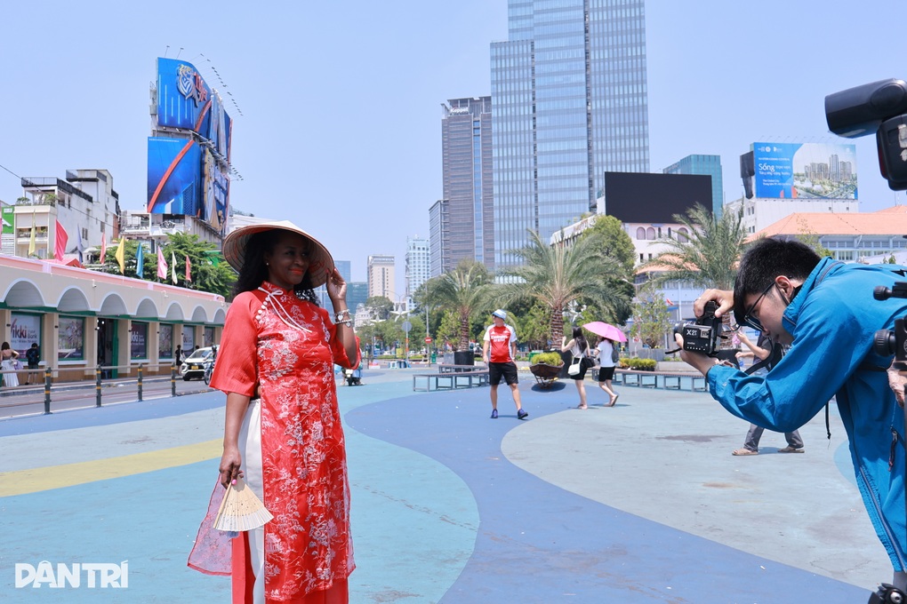 Khách Mỹ làm nail, ăn phở ở Việt Nam, nói trải nghiệm đẹp như mơ - 5