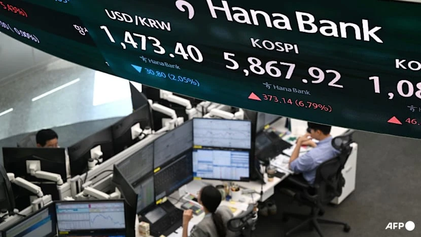 Các nhà giao dịch ngoại tệ theo dõi tỉ giá USD/won cùng chỉ số KOSPI tại phòng giao dịch ngân hàng Hana (Seoul) ngày 8-4. Ảnh: AFP Các nhà giao dịch ngoại tệ theo dõi tỉ giá USD/won cùng chỉ số KOSPI tại phòng giao dịch ngân hàng Hana (Seoul) ngày 8-4. Ảnh: AFP