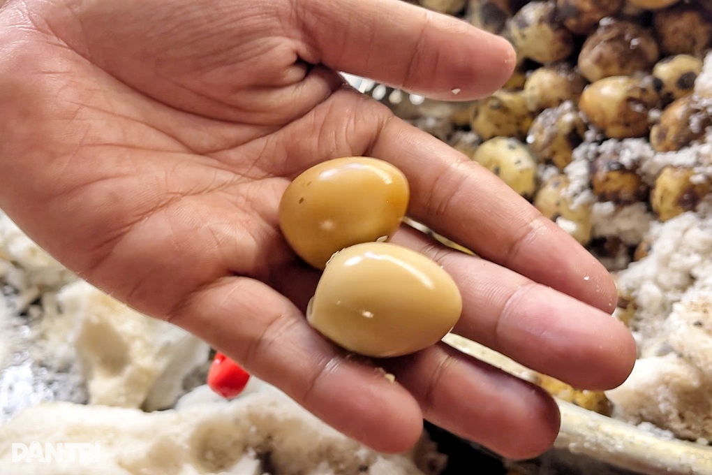 Trứng cút ủ muối bán 3.000 quả/ngày ở TPHCM: Cầu kỳ, vị như trứng luộc? - 2