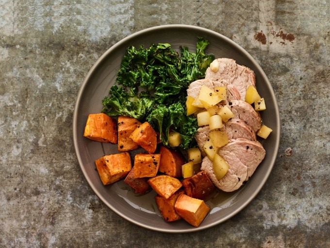 Nên ăn tối lúc mấy giờ để ngủ ngon, thức dậy khỏe khoắn? 4 Ngoài thời điểm ăn, thành phần bữa tối cũng ảnh hưởng lớn đến chất lượng giấc ngủ.