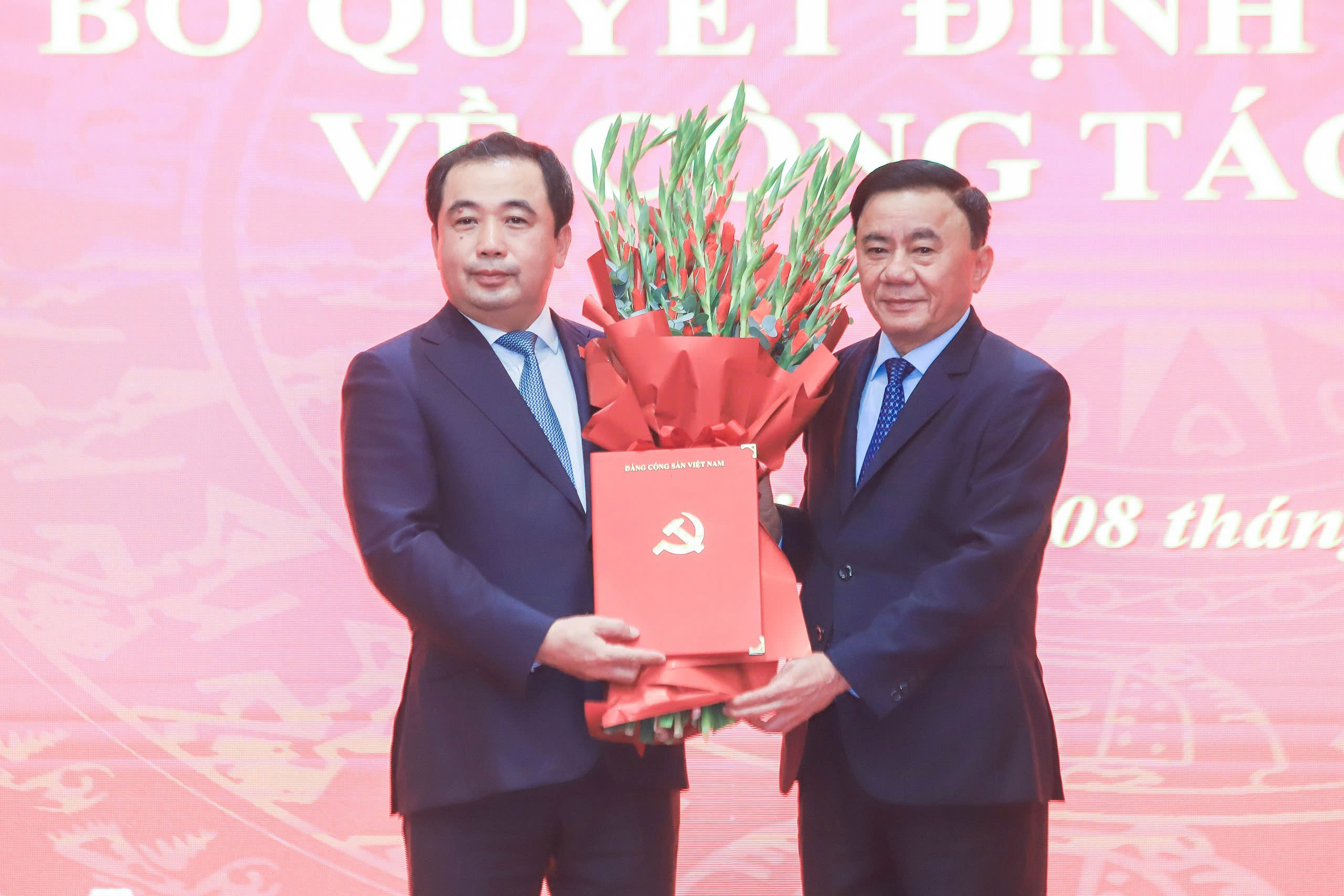 Tân Bí thư Thành ủy Hà Nội Trần Đức Thắng cam kết phát triển thủ đô 2026 - Ảnh 2. Tân Bí thư Thành ủy Hà Nội Trần Đức Thắng cam kết phát triển thủ đô 2026 - Ảnh 2.