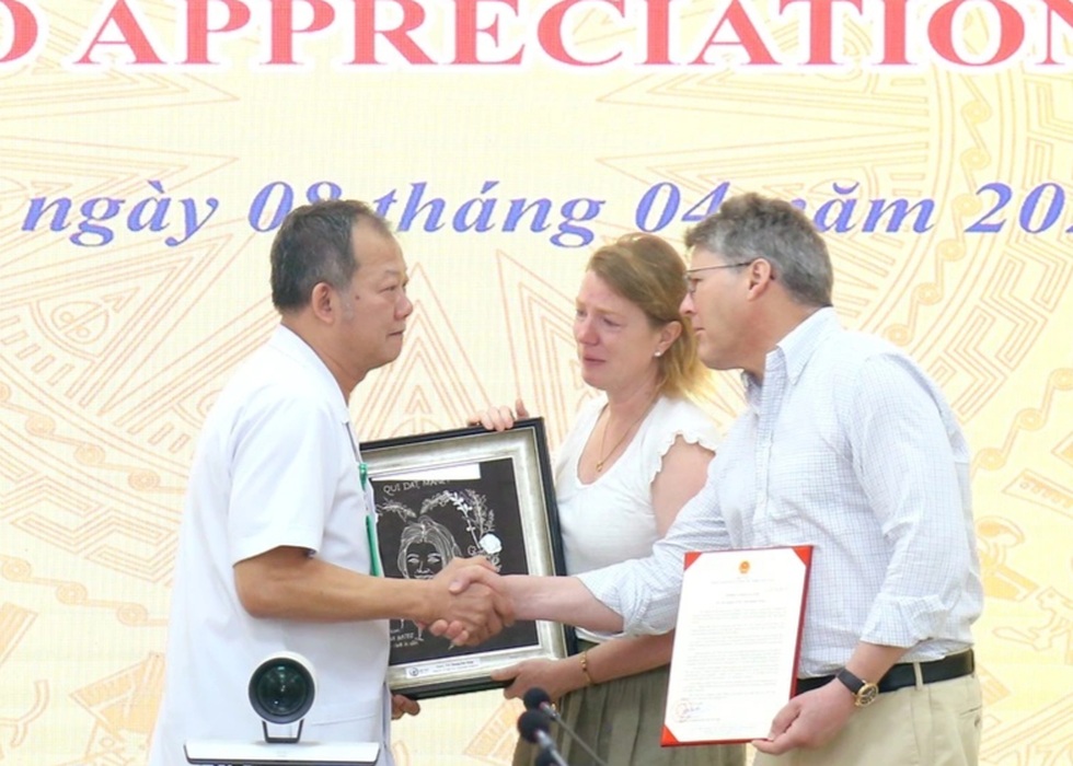 Mẹ cô gái người Anh xúc động gặp lại con trong hình hài người Việt - 3