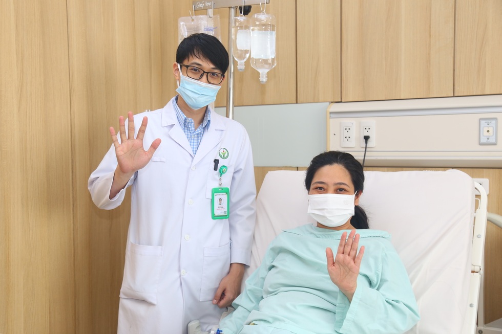 Mẹ cô gái người Anh xúc động gặp lại con trong hình hài người Việt - 6