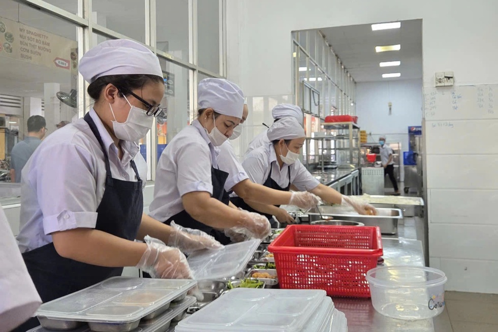 Kiểm tra suất ăn học đường chỉ nhìn, ngửi, sờ: Làm sao biết thịt bẩn? - 5