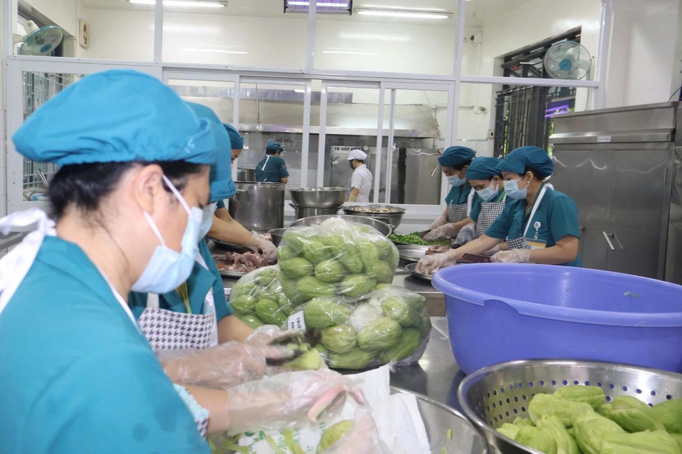 Kiểm tra suất ăn học đường chỉ nhìn, ngửi, sờ: Làm sao biết thịt bẩn? - 6