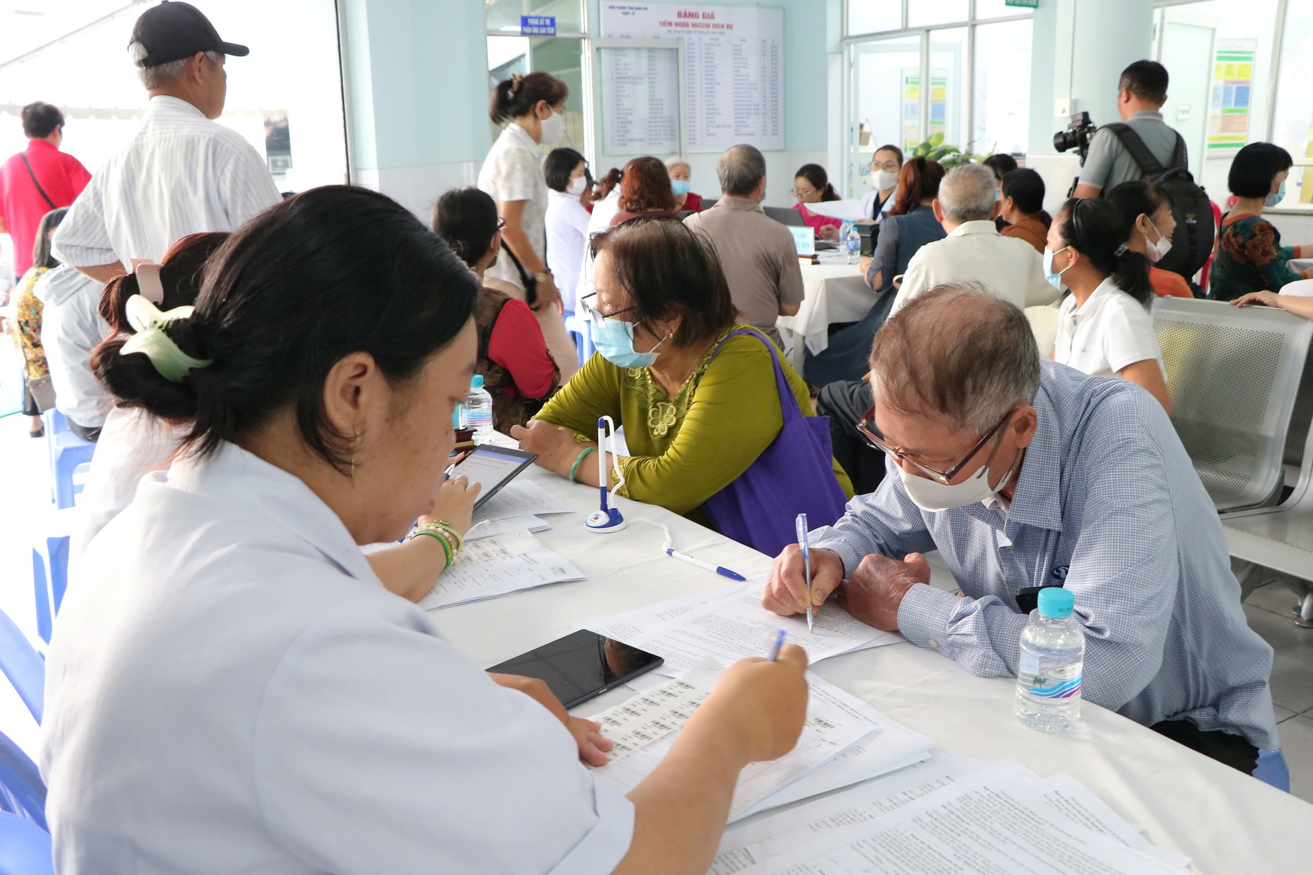 TP.HCM đề xuất bỏ ranh giới hành chính khi người dân đi khám sức khỏe miễn phí 2 khám sức khỏe - Ảnh 2.