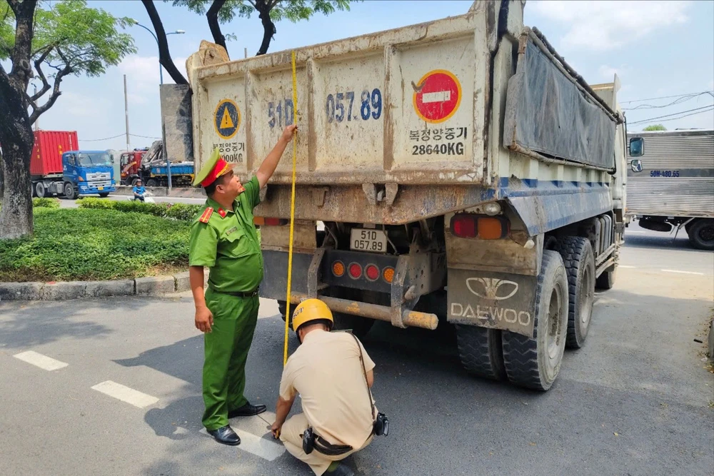 Các xe có dấu hiệu cơi nới thùng, thay đổi kết cấu bị yêu cầu khắc phục, khôi phục nguyên trạng theo thiết kế ban đầu trước khi tiếp tục lưu thông trên đường. Ảnh: PC08 z7702804141793_99a647a8caa273f7038915323510288b.jpg