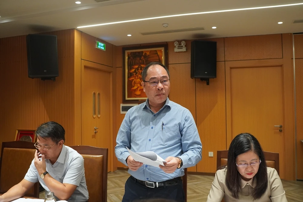 Phó Cục trưởng Cục Hành chính tư pháp Phan Đăng Kiên trình bày dự thảo tờ trình. Ảnh: Hoàng Huy nuôi con nuôi Bộ Tư pháp.JPG