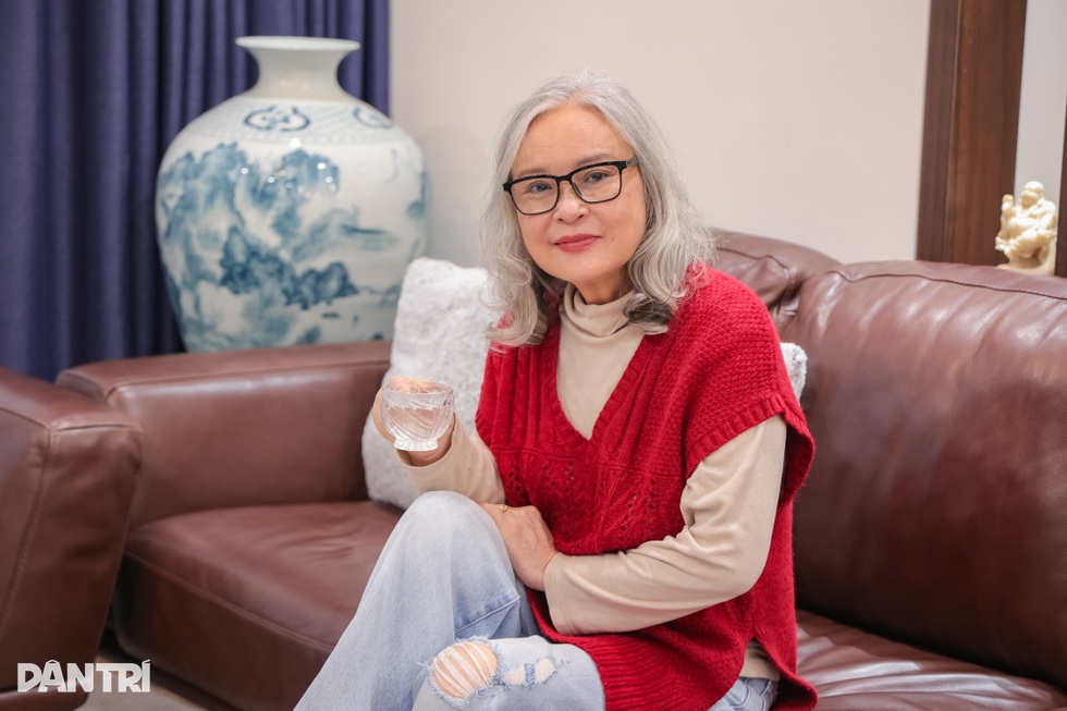 Mỹ nhân Hoàng Cúc tuổi 71 vẫn sành điệu, hé lộ mối quan hệ với con dâu - 5