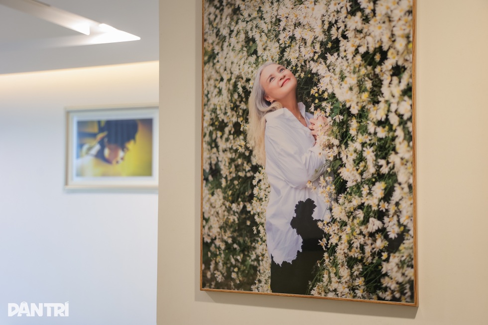 Mỹ nhân Hoàng Cúc tuổi 71 vẫn sành điệu, hé lộ mối quan hệ với con dâu - 8