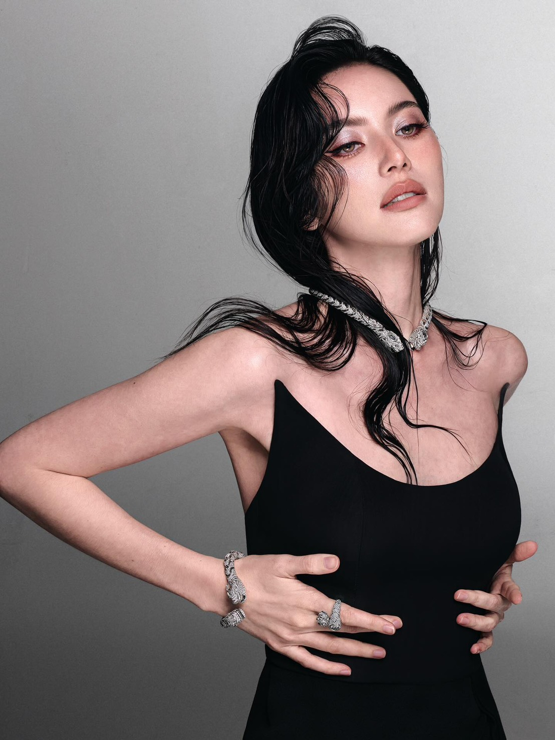 Chiếc váy mỏng tang, mặc như không mặc khiến Mai Davika bị mắng “không biết xấu hổ”- Ảnh 4.