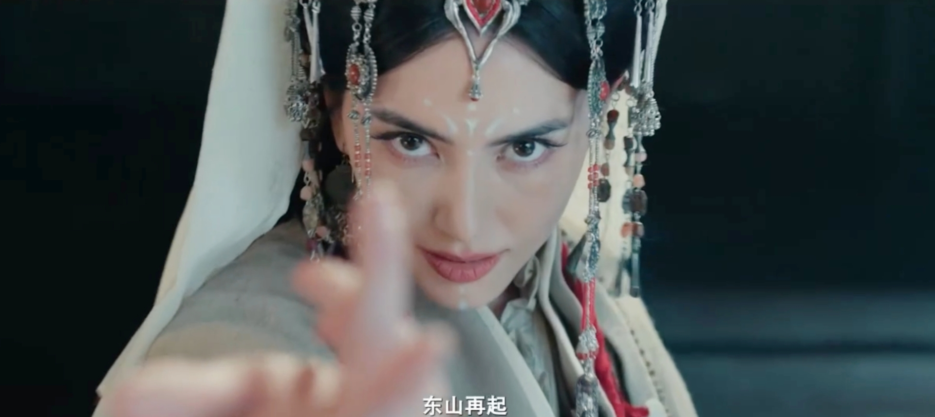 Chiếc váy mỏng tang, mặc như không mặc khiến Mai Davika bị mắng “không biết xấu hổ”- Ảnh 9.