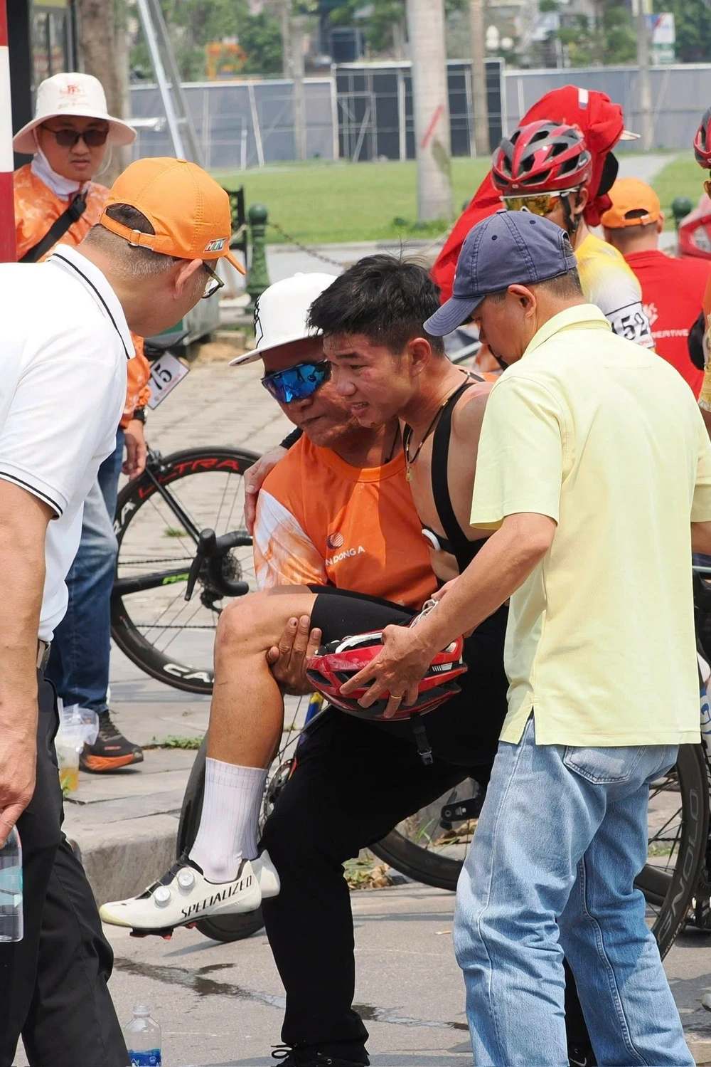 Văn Bình không thể tự di chuyển sau chấn thương. tay-dua-nguyen-van-binh-1.jpg