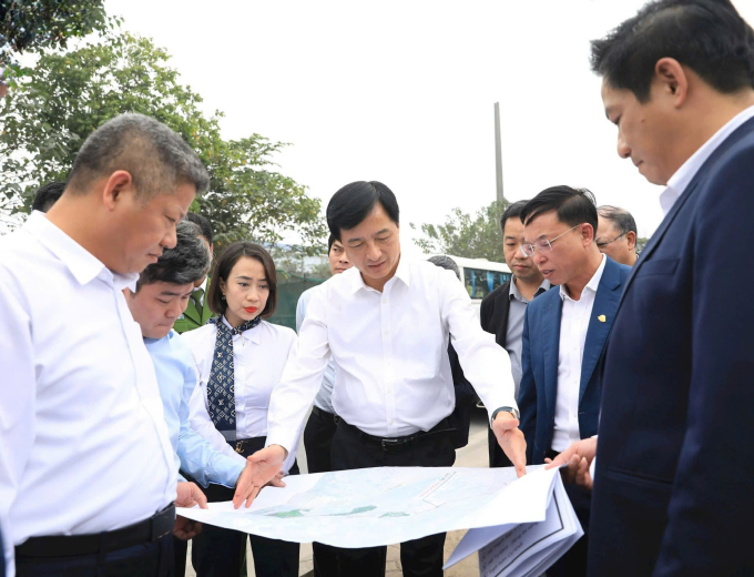 Ông Nguyễn Duy Ngọc đi kiểm tra việc kiểm soát, xử lý ô nhiễm môi trường tại sông Cầu Bây (phường Long Biên) hồi tháng 2. Ảnh: Quang Thái