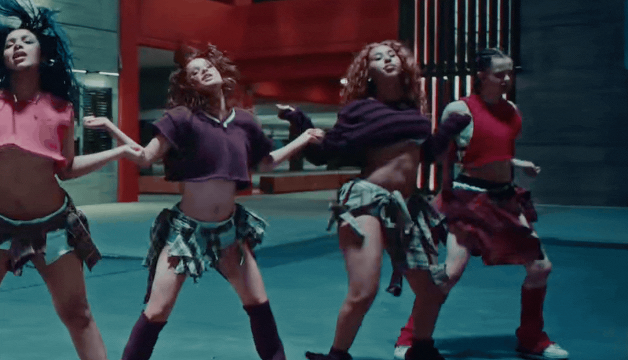 1775657531 594 Con gai Angelina Jolie chap nhan lam nen xuat hien