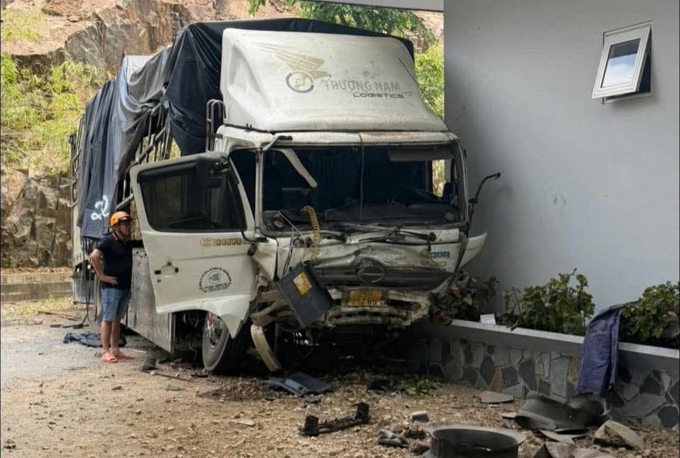 Xe tải hư hỏng nặng sau tai nạn. Ảnh: Nguyễn Tư