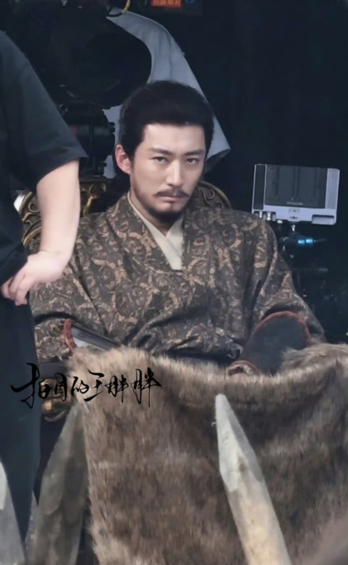 Chưa thấy hoàng đế nào chán đời đến vậy: Khoác long bào mà như thầy bùa, cầm thêm cái chổi là thành phù thủy- Ảnh 4.