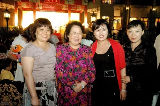 Tỷ phú Trần Lệ Hoa (thứ hai từ trái sang). Ảnh: Weibo