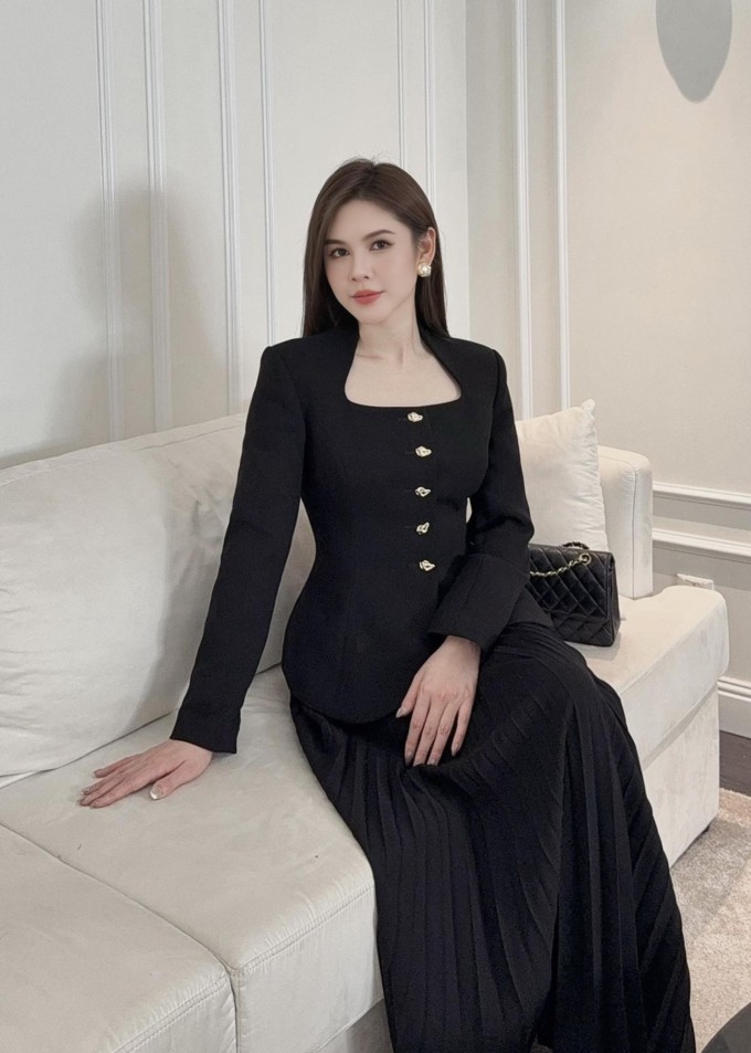 Phần lớn tủ đồ của Vũ Thu Hoài do cô thiết kế, lên mẫu để phù hợp với vóc dáng sau sinh, khi vòng hai và bắp tay chưa thực sự thon thả.