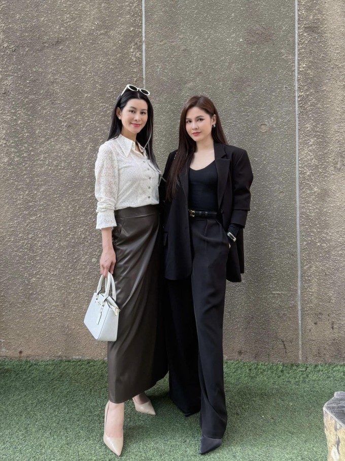 Vũ Thu Hoài và Lưu Huyền Trang ở hậu trường phim "Bước chân vào đời".