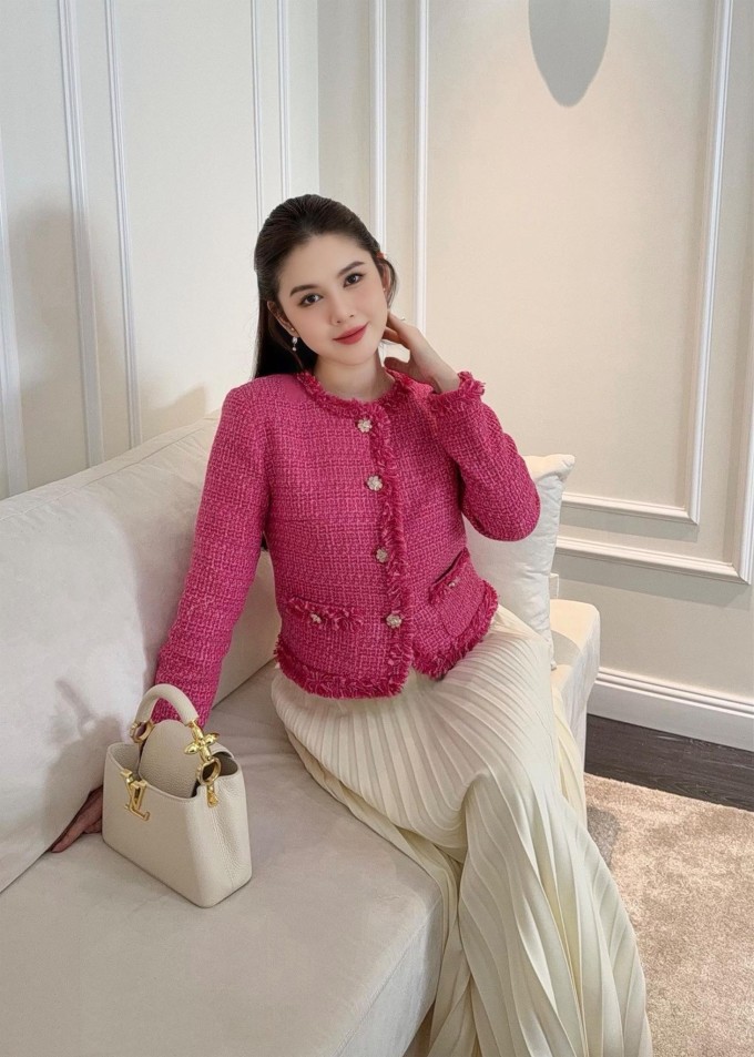 Vũ Thu Hoài sinh năm 1990, quê Tuyên Quang, từng được biết đến với vai trò MC truyền hình và đảm nhận một số vai nhỏ trong các phim: "Ghét thì yêu thôi, "Nhà trọ Balanha", "Người phán xử"...