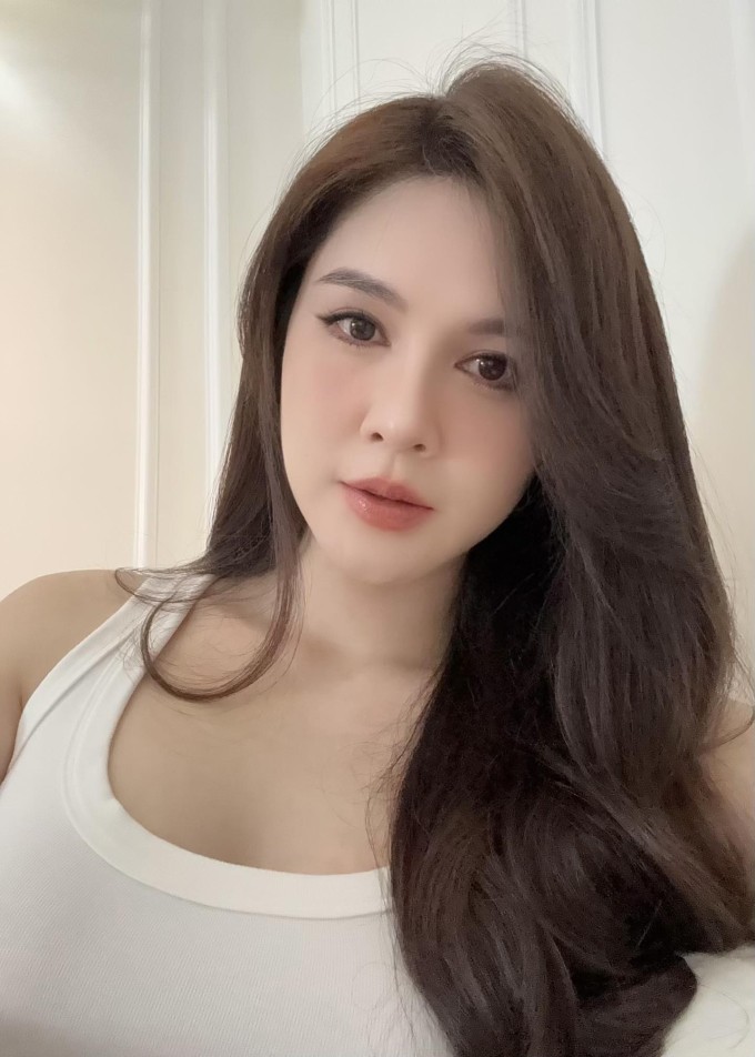 Vũ Thu Hoài cho biết trước khi tái xuất trong 'Bước chân vào đời', cô từng từ chối nhiều lời mời đóng phim vì muốn dành nhiều thời gian cho con đồng thời tự ti về ngoại hình sau sinh. Nhiều người nói cô ở ngoài rất vừa vặn nhưng lên hình là trông lại tròn trịa hơn hẳn. Vì vậy, cô muốn chờ đến khi hình ảnh thật chỉn chu mới quay lại. "Đó không chỉ là cách tôi giữ hình ảnh cá nhân mà còn tôn trọng khán giả", diễn viên nói.