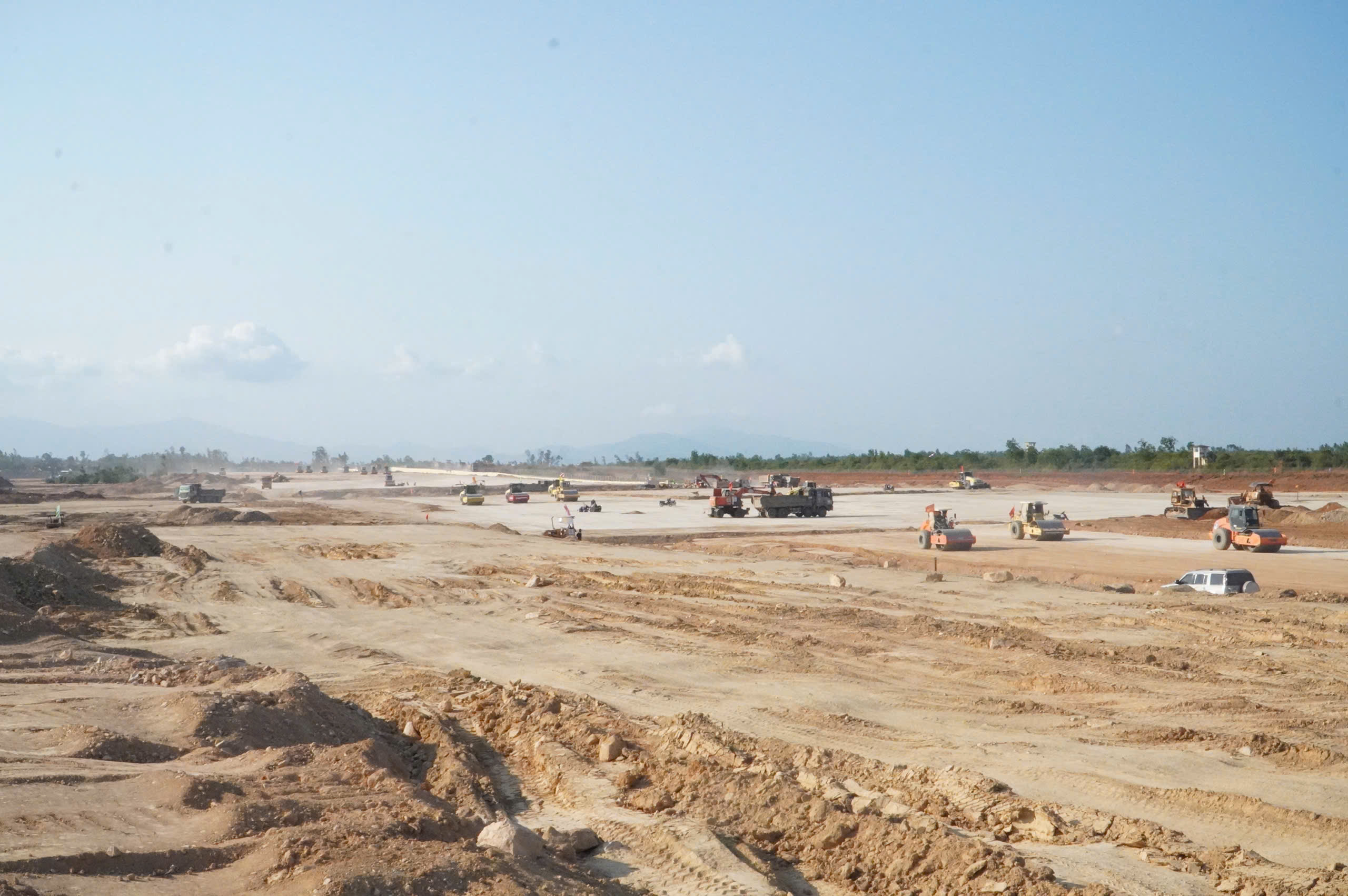 500 phương tiện, máy móc thi công mở rộng Sân bay Phù Cát - Ảnh 2.