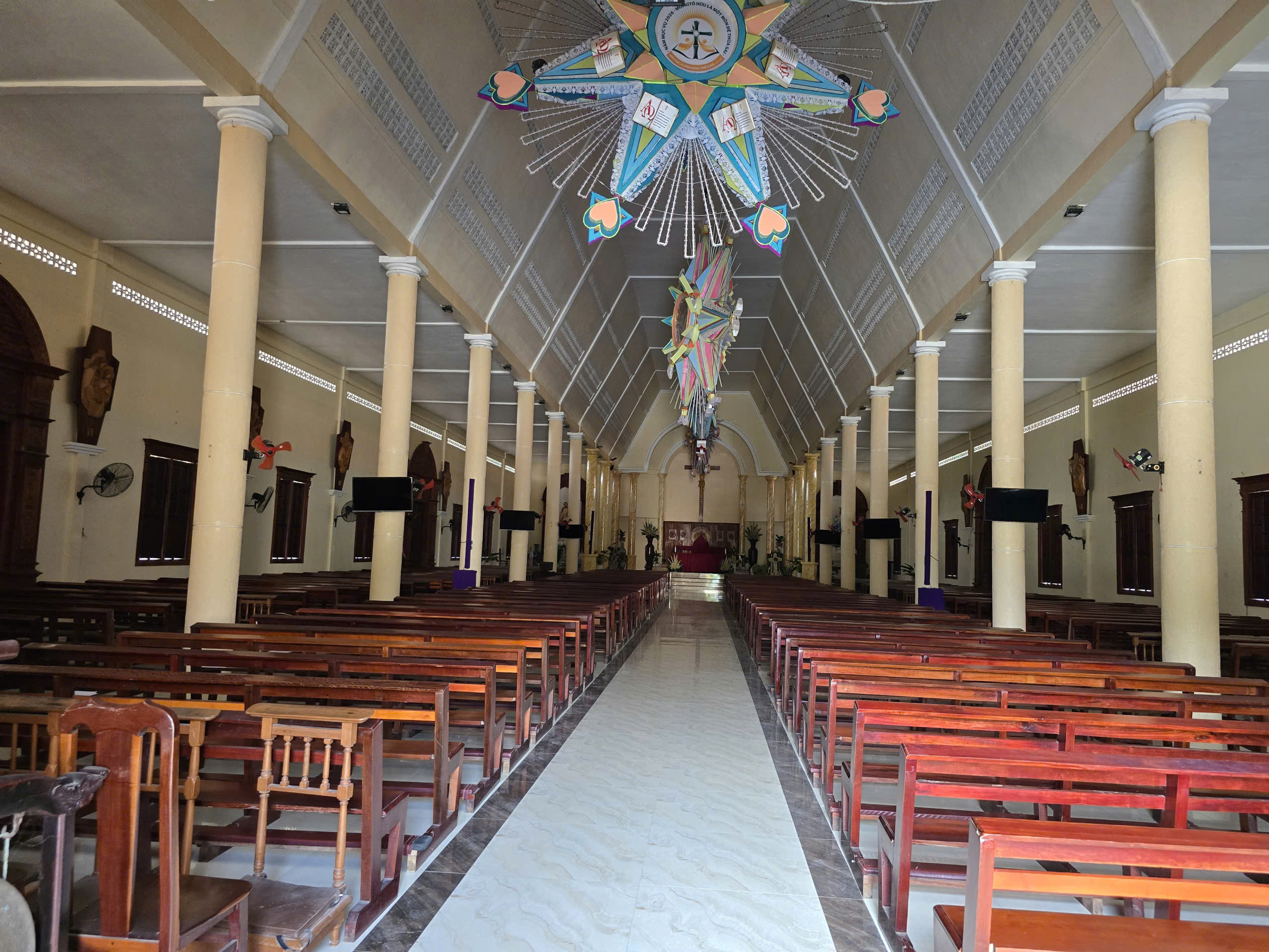 Những nhà thờ độc đáo: Kỳ bí tháp chuông 800 tấn ở nhà thờ Cái Mơn- Ảnh 3. Những nhà thờ độc đáo: Kỳ bí tháp chuông 800 tấn ở nhà thờ Cái Mơn- Ảnh 3.