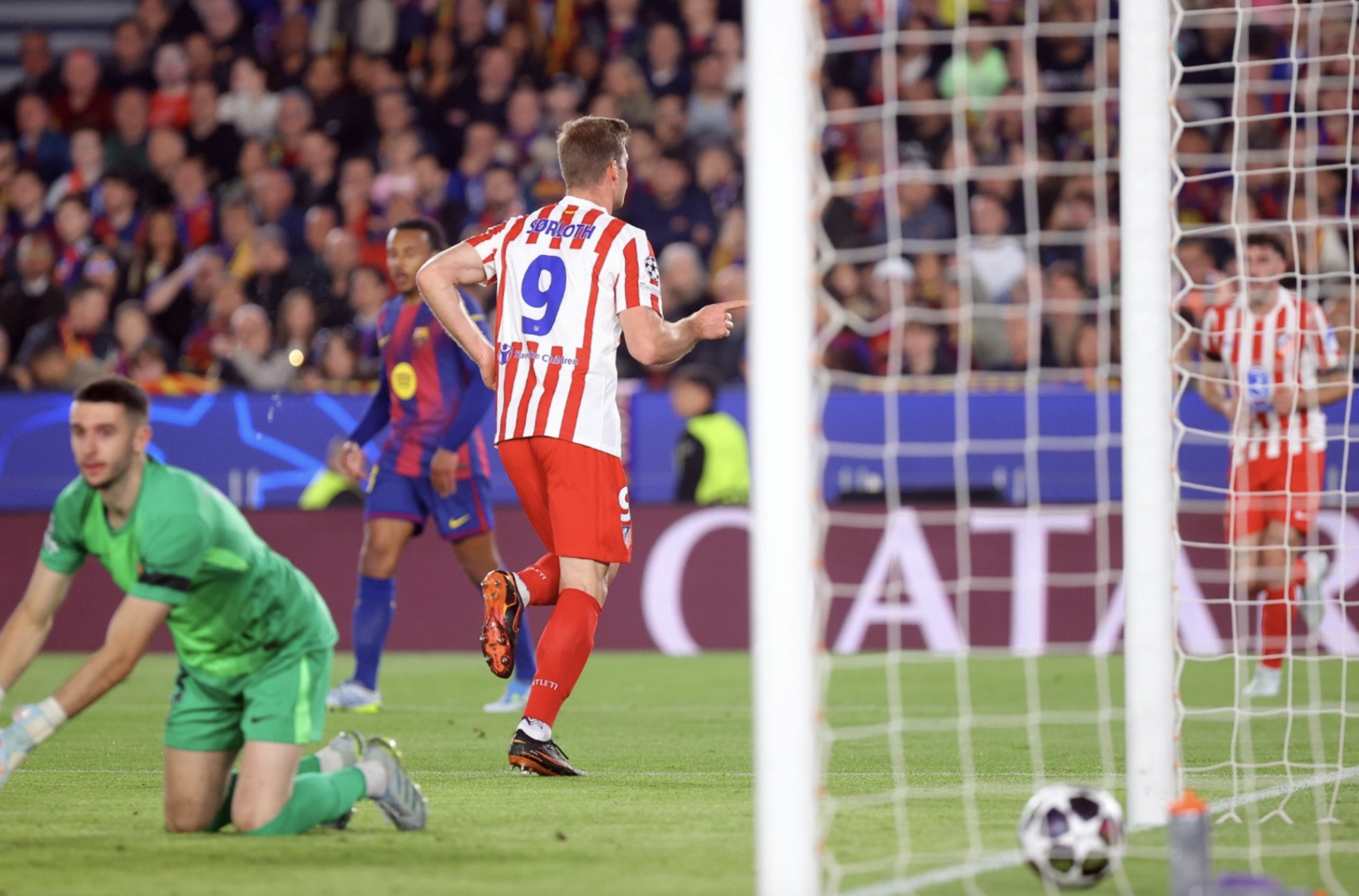 Barcelona thua sốc sân nhà, Atletico Madrid mơ vé bán kết Champions League - Ảnh 6.
