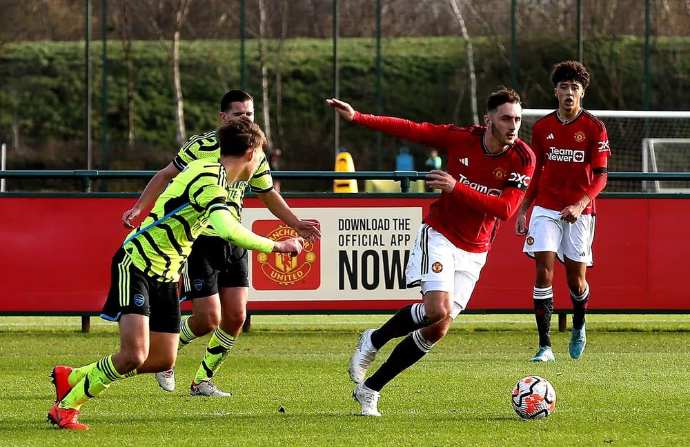 James Nolan từng chơi cho đội trẻ MU đối đầu với những đội trẻ khác như Arsenal hay Barca. ẢNH: MANCHESTER UNITED mu-nolan.jpg