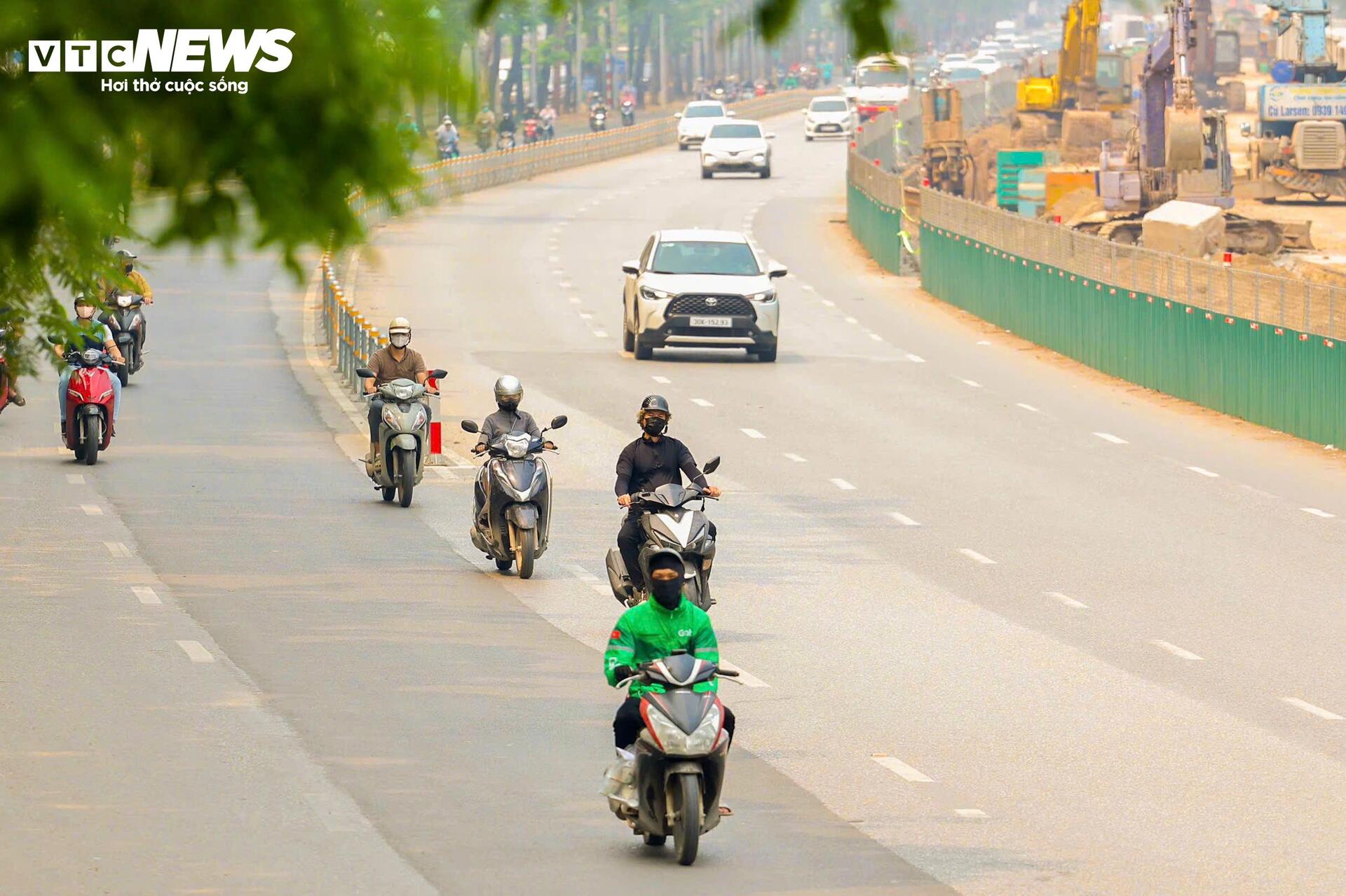 Người Hà Nội 'nung mình' trong đợt nắng nóng gay gắt đầu tiên năm 2026- Ảnh 2.