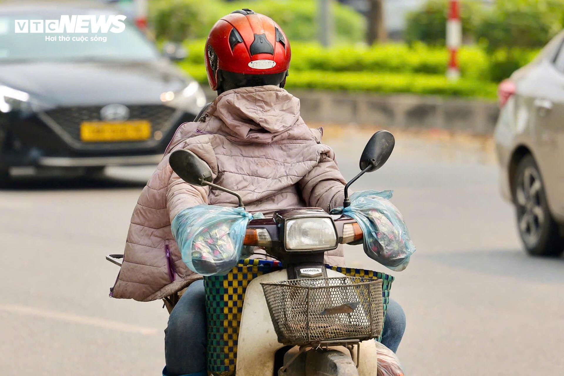 Người Hà Nội 'nung mình' trong đợt nắng nóng gay gắt đầu tiên năm 2026- Ảnh 3.