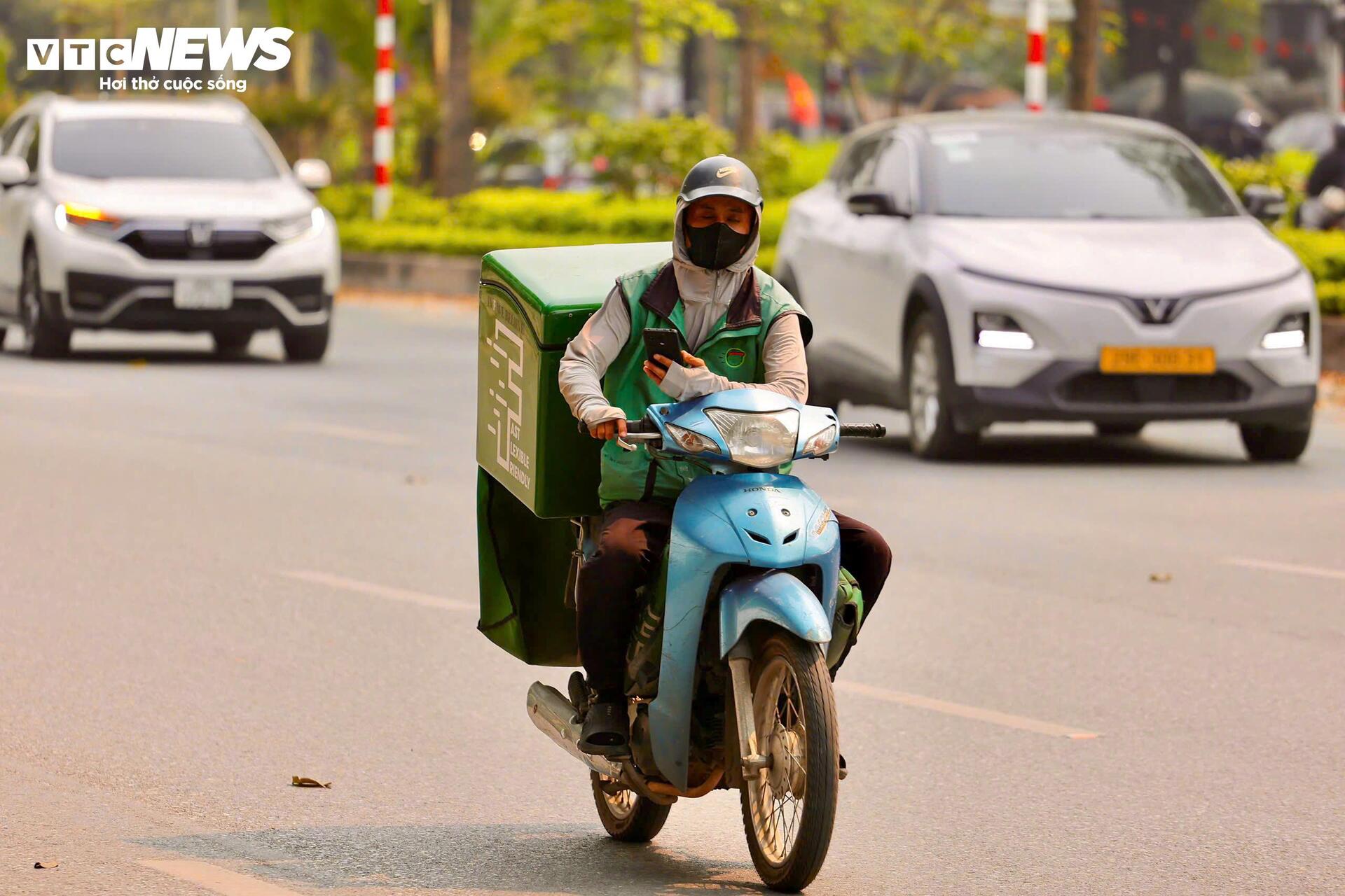 Người Hà Nội 'nung mình' trong đợt nắng nóng gay gắt đầu tiên năm 2026- Ảnh 4.