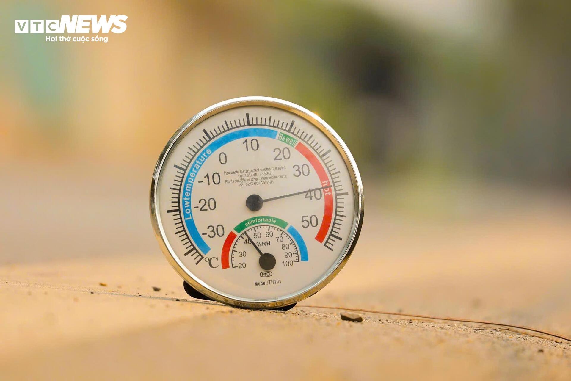 Người Hà Nội 'nung mình' trong đợt nắng nóng gay gắt đầu tiên năm 2026- Ảnh 5.