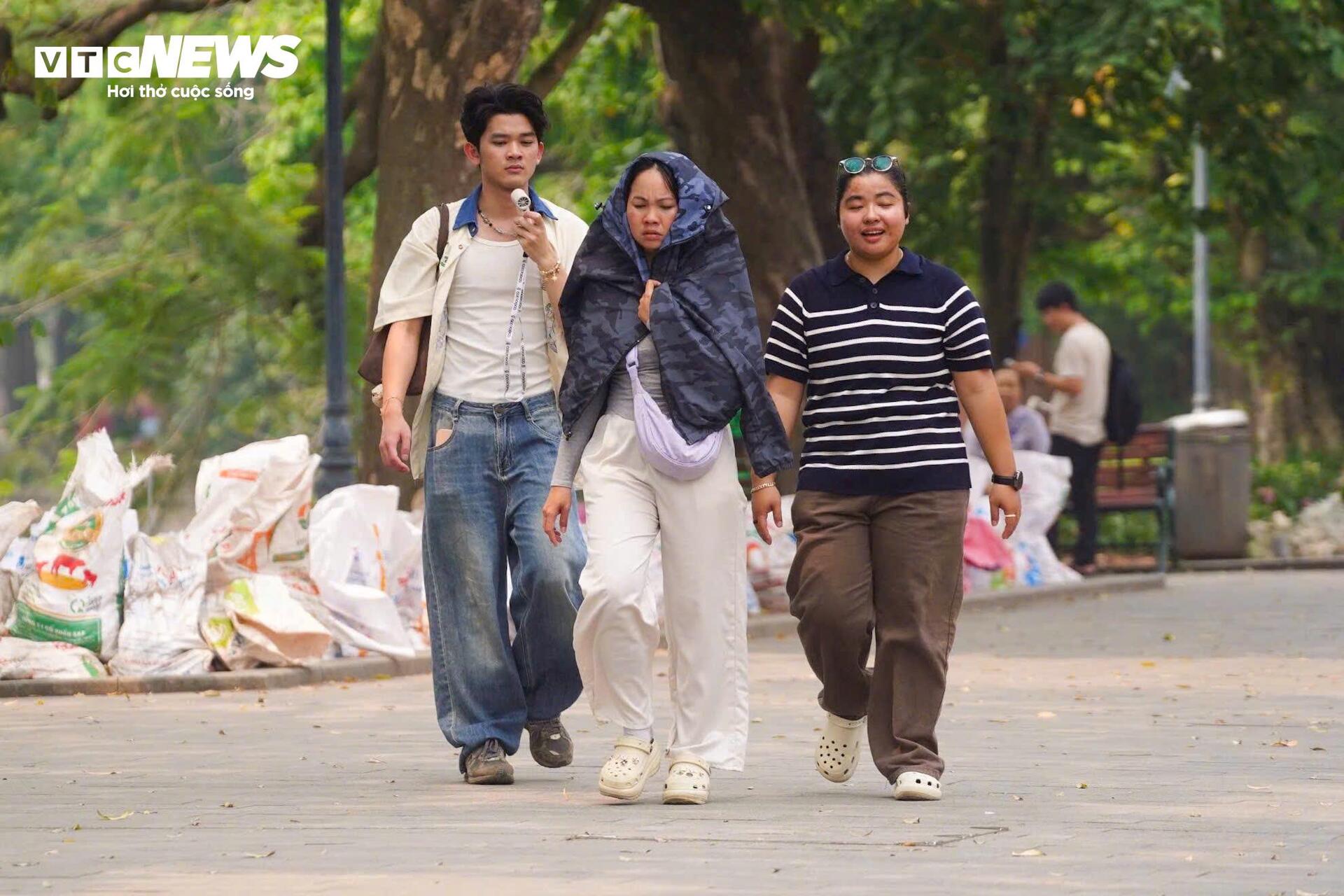 Người Hà Nội 'nung mình' trong đợt nắng nóng gay gắt đầu tiên năm 2026- Ảnh 6.