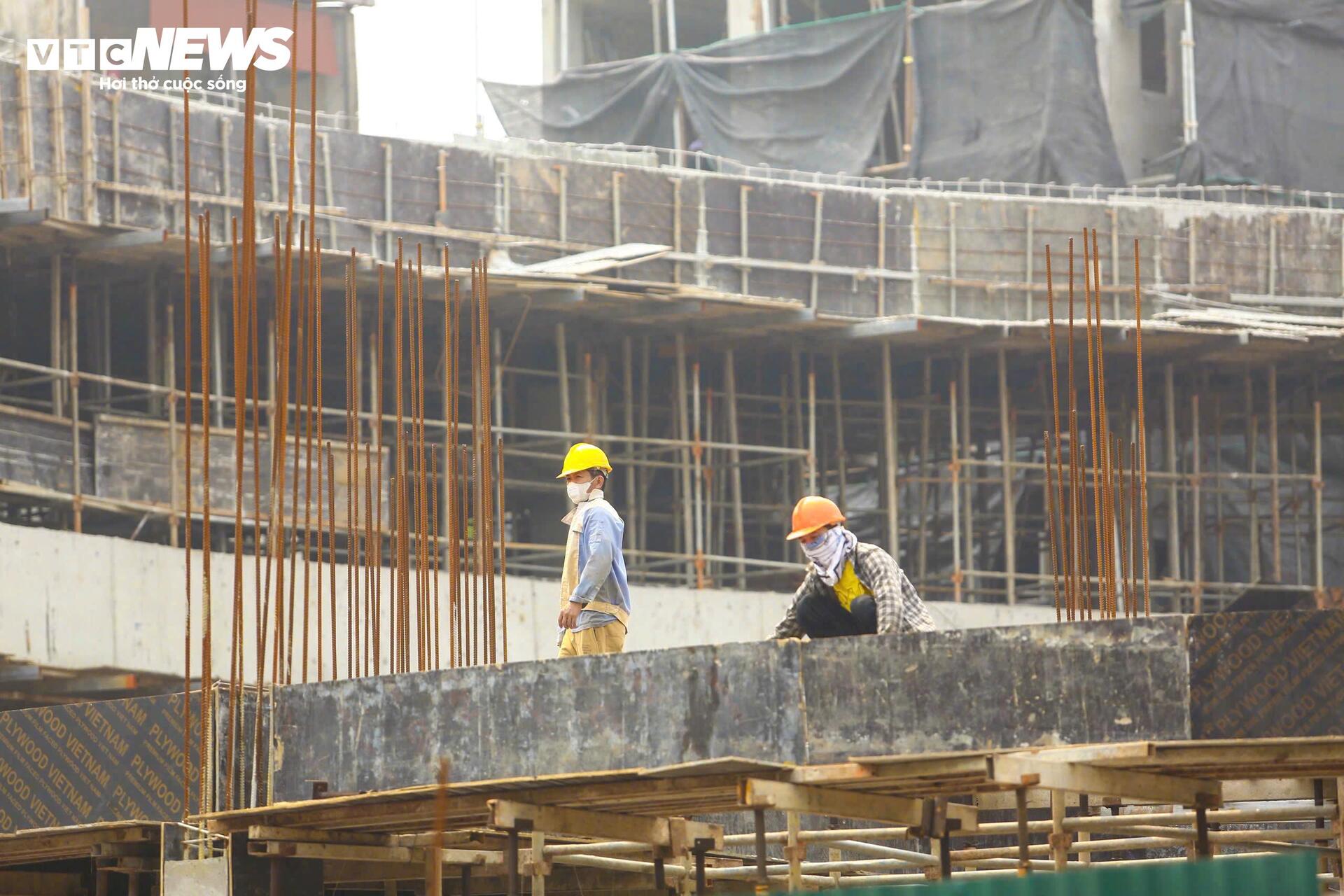 Người Hà Nội 'nung mình' trong đợt nắng nóng gay gắt đầu tiên năm 2026- Ảnh 7.