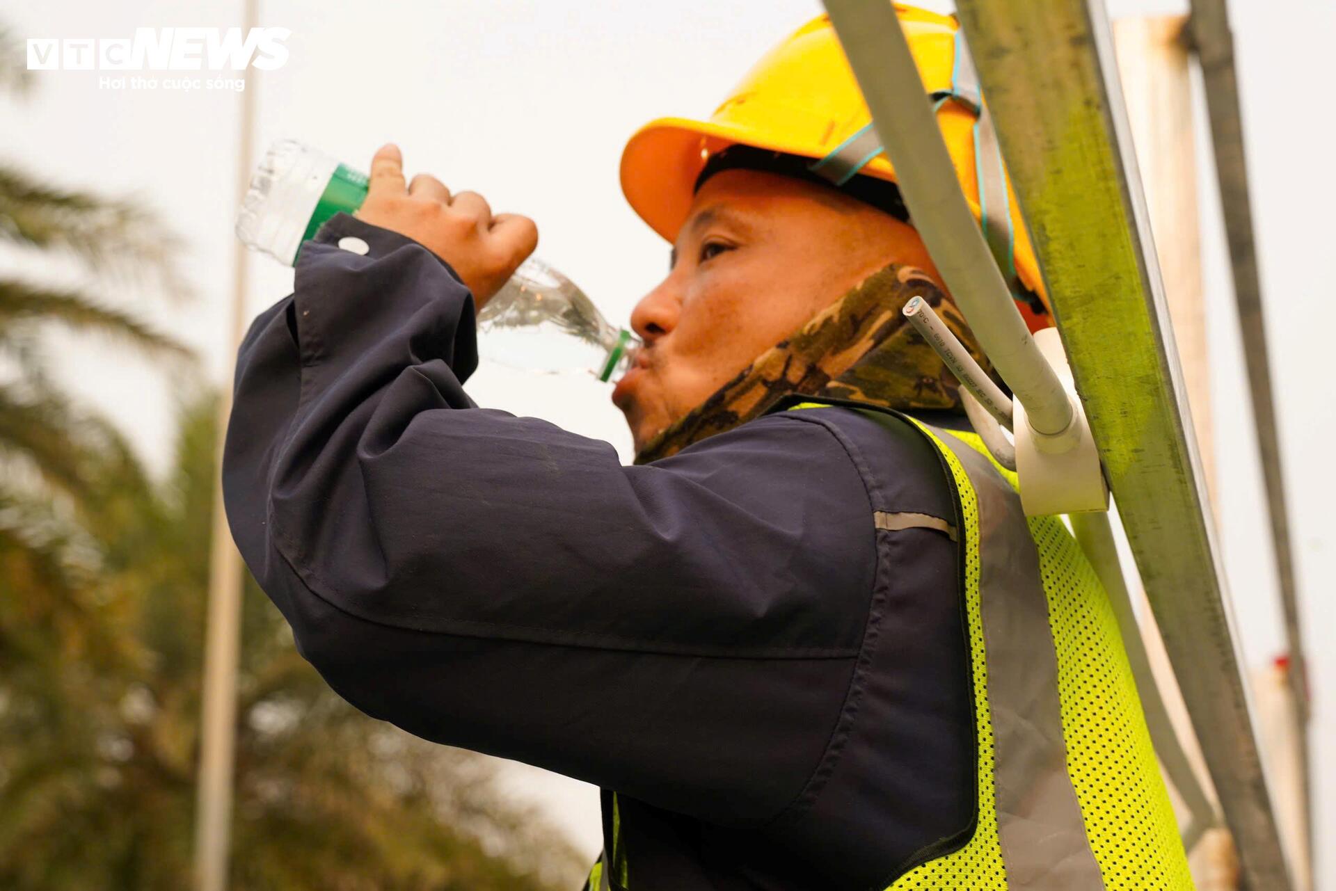 Người Hà Nội 'nung mình' trong đợt nắng nóng gay gắt đầu tiên năm 2026- Ảnh 8.