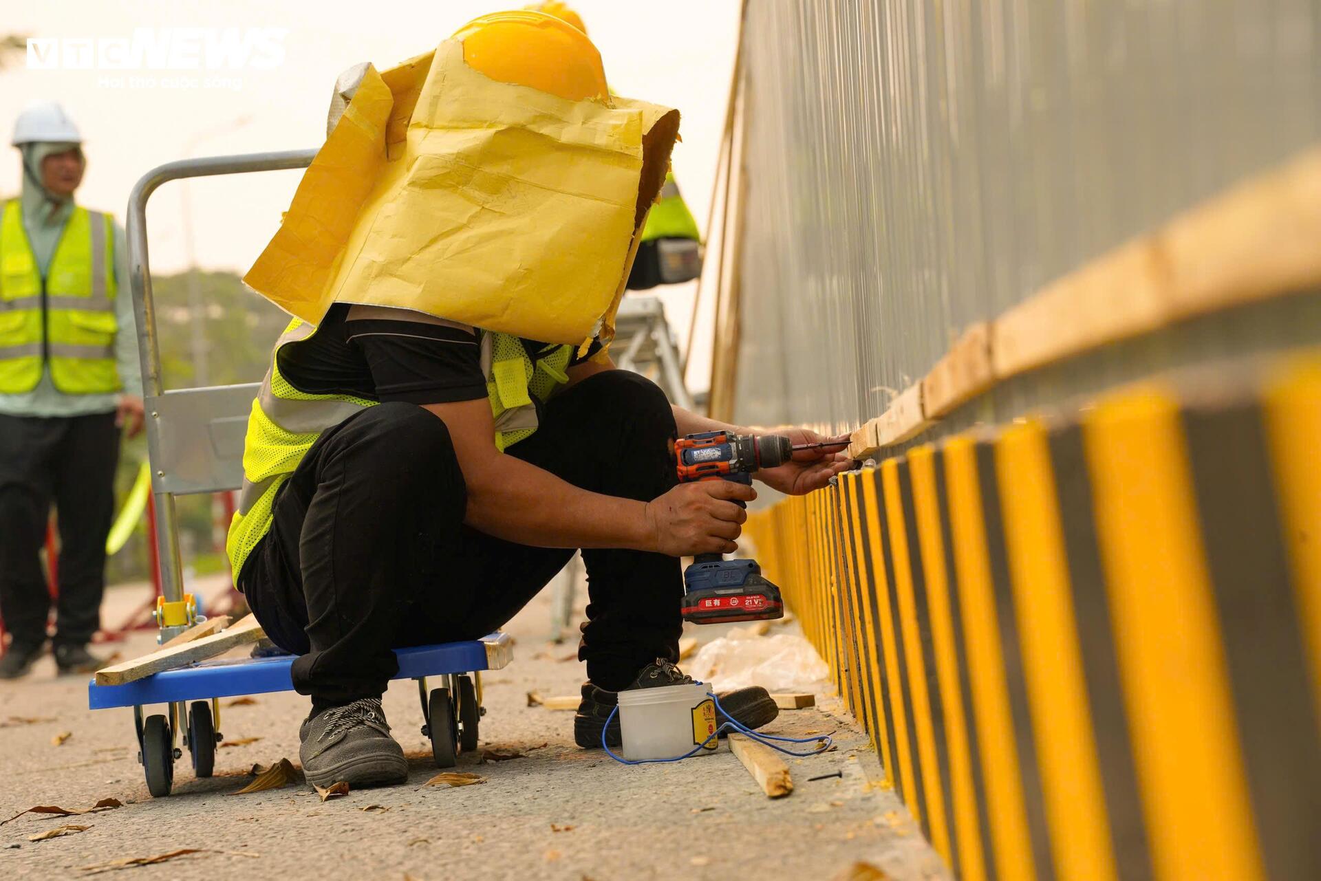 Người Hà Nội 'nung mình' trong đợt nắng nóng gay gắt đầu tiên năm 2026- Ảnh 9.