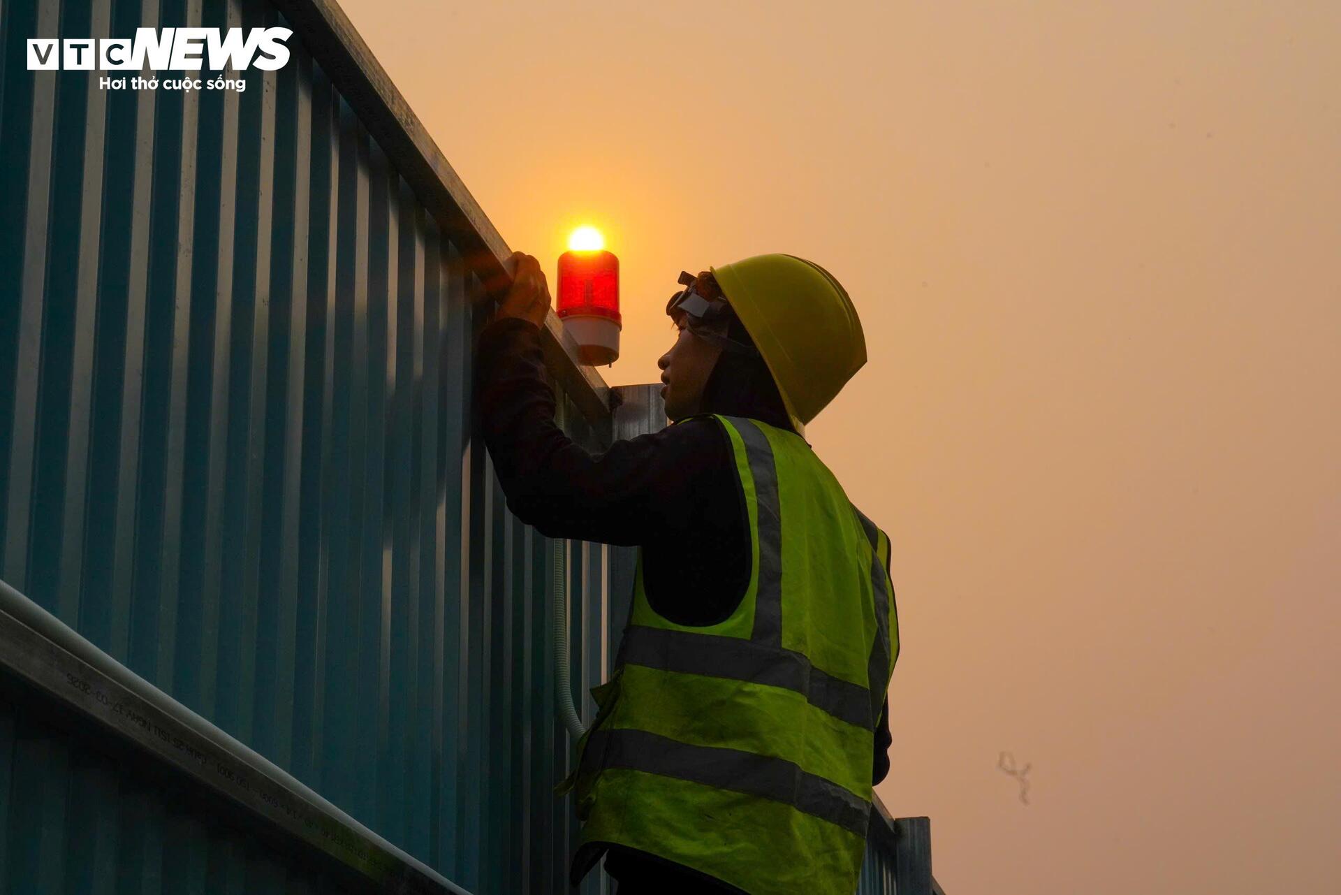 Người Hà Nội 'nung mình' trong đợt nắng nóng gay gắt đầu tiên năm 2026- Ảnh 10.
