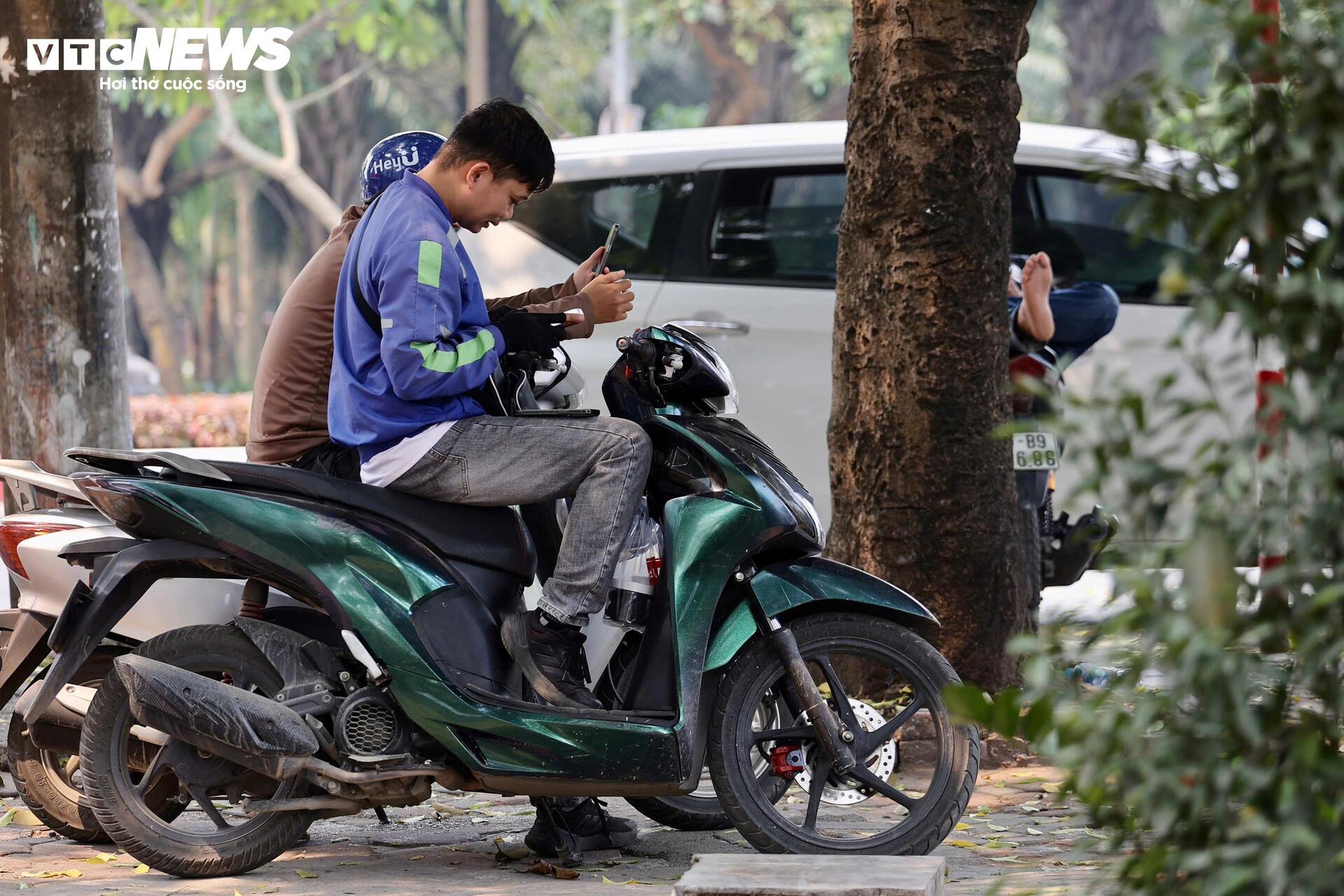 Người Hà Nội 'nung mình' trong đợt nắng nóng gay gắt đầu tiên năm 2026- Ảnh 11.