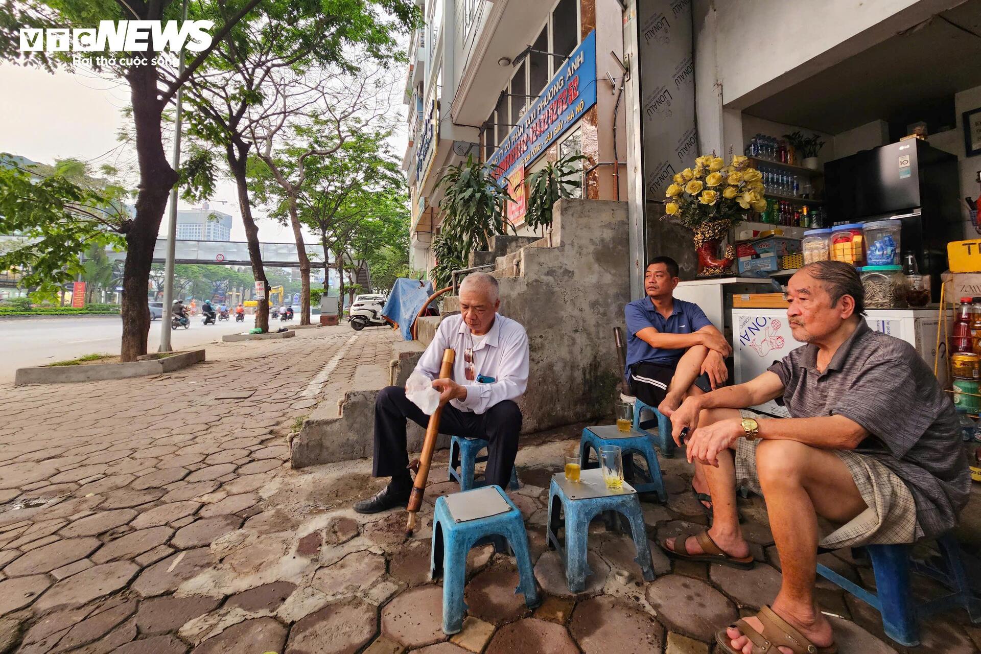 Người Hà Nội 'nung mình' trong đợt nắng nóng gay gắt đầu tiên năm 2026- Ảnh 12.