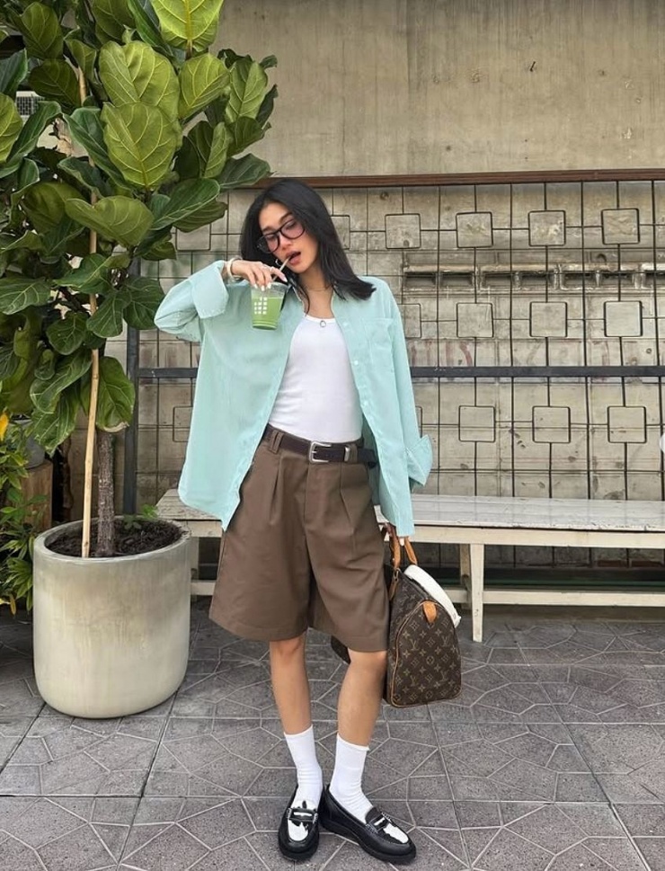 Với kiểu biến sơ mi thành áo khoác, bạn còn có thể kết hợp tank top, quần shorts bermuda, giày loafer và túi bowling. Để tạo vẻ trẻ trung, bạn hãy chọn sơ mi màu nổi.