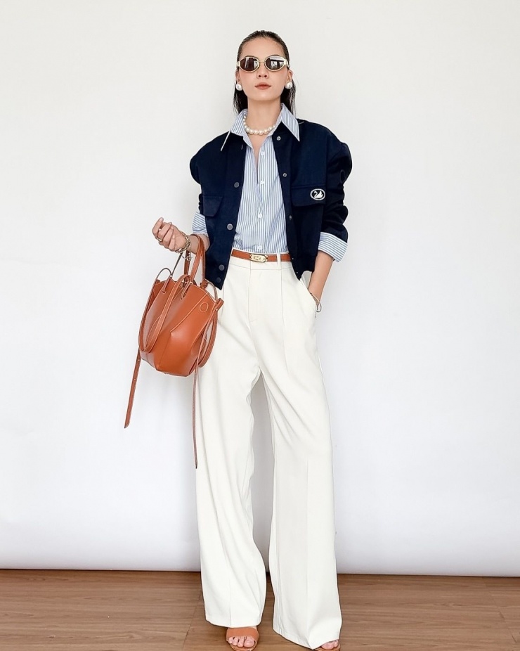 Vào những ngày thời tiết giao mùa, hãy thử sơ mi kẻ sọc, sơ vin cùng quần ống rộng, kết hợp áo khoác bóng chày hoặc bomber, sandals cao gót. Trang phục phù hợp với người ưa chuộng vẻ sang trọng và năng động.