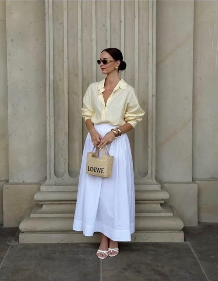 Ngoài váy dáng cột, bạn còn có thể dùng chân váy chữ A dáng xòe rộng. Bộ cánh chất liệu linen hoặc cotton được phối theo kiểu này phù hợp với nhiều hoàn cảnh gồm đi làm, du lịch, gặp gỡ bạn bè.