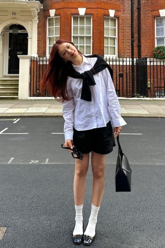 Cũng với kiểu buộc áo ngang vai, thay vì sơ vin áo với quần, bạn hãy buông áo bên ngoài, đi kèm chân váy mini, giày búp bê. Cách mặc này trẻ trung hơn, thích hợp cho những cô gái tự tin vào đôi chân.