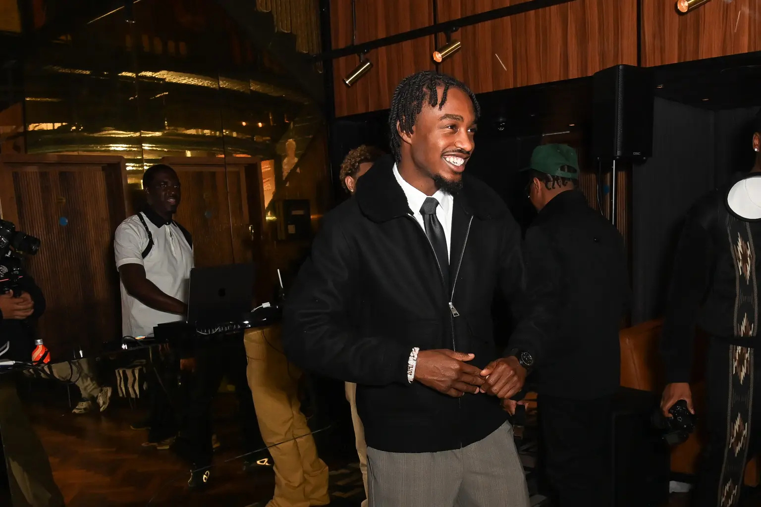 Bắt khẩn cấp nam ca sĩ nổi tiếng vì tội nghiêm trọng, thái độ cười cợt gây sốc- Ảnh 2.