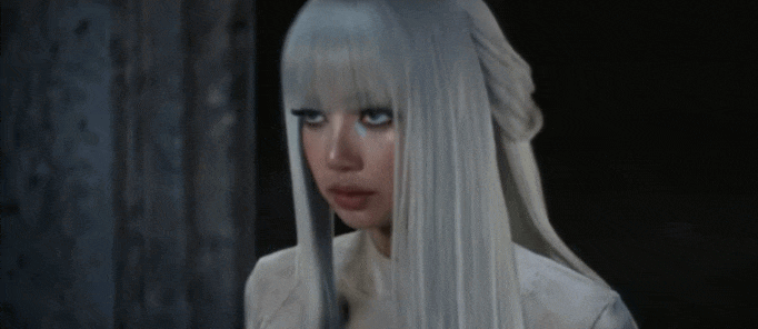 1775697543 437 Lisa cu boc the nay thi con lau moi flop