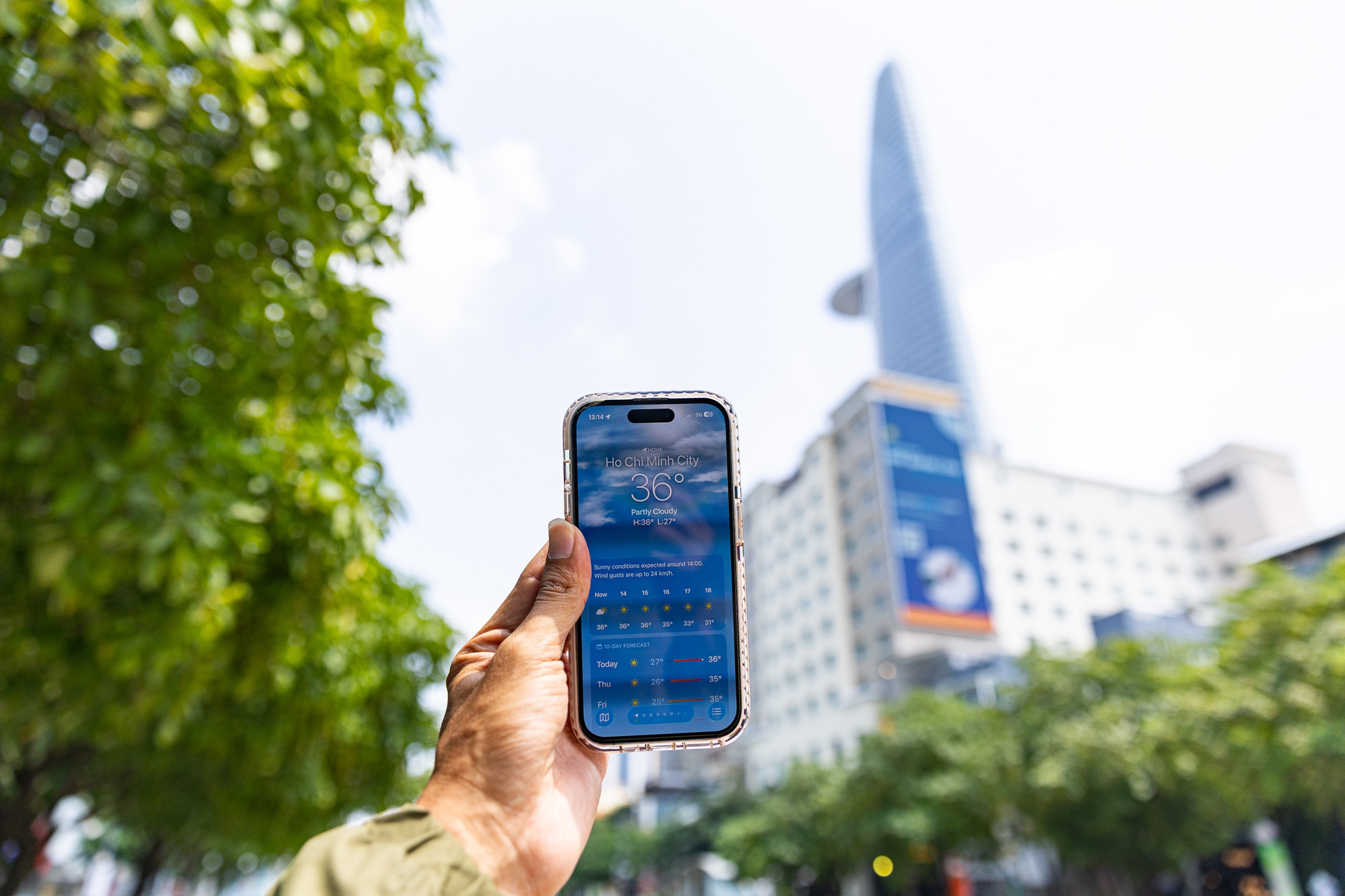 Toàn cảnh TP.HCM trong đợt nắng nóng đỉnh điểm: Tài xế công nghệ kể chuyện “rát mặt như bị tạt muối”- Ảnh 4.